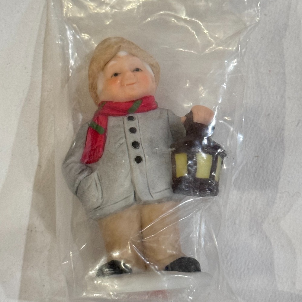 Lefton Colonial Christmas Village Figurine Mr Hobbs Watchman Lantern 00668 Man